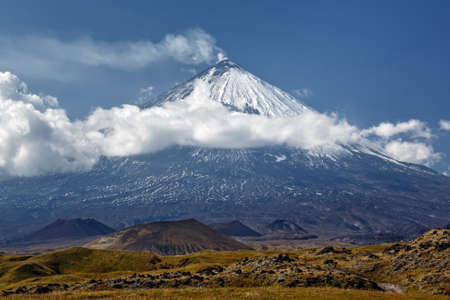 美しい山の風景 Klyuchevskoy 火山ユーラシア大陸で最も高い活火山と仮面火山観 ロシア遠東カムチャッカ半島 の写真素材 画像素材 Image