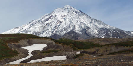 美しい山の風景 Klyuchevskoy 火山ユーラシア大陸で最も高い活火山と仮面火山観 ロシア遠東カムチャッカ半島 の写真素材 画像素材 Image