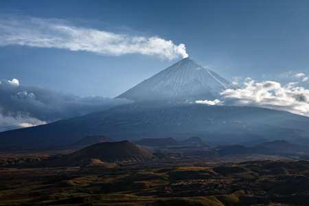 美しい山の風景 Klyuchevskoy 火山ユーラシア大陸で最も高い活火山と仮面火山観 ロシア遠東カムチャッカ半島 の写真素材 画像素材 Image