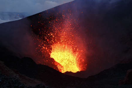 火山噴火 イラストの絵のような風景 の写真素材 画像素材 Image