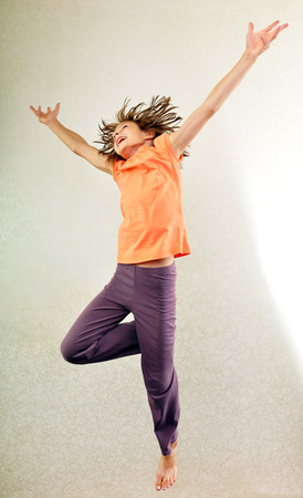 裸足陽気な陽気な幸せを持つ可愛い女の子をジャンプし 踊り手の肖像画 子供の頃 自由 幸福の概念 の写真素材 画像素材 Image 裸足陽気な陽気な幸せを持つ可愛い女の子をジャンプし 踊り手の肖像画 子供の頃 自由 幸福の概念 の写真素材 画像素材 Image