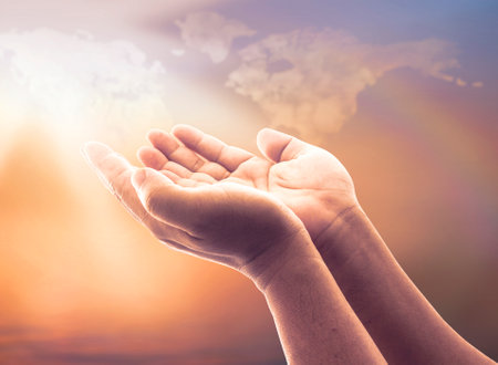 Concept de dieu de la foi : l'homme ouvre deux mains vides avec les paumes vers le haut sur la carte du monde floue des nuages avec fond arc-en-ciel Banque d'images
