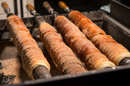 Trdelnik En Cours De Preparation A Prague En Republique Tcheque Trdelnik Est Une Sorte De Gateau A La Broche Egalement Connu Sous Le Nom De Gateau Aux Cheminees Et Est Souvent Servi Avec Du Chocolat Banque D Images Et Photos Libres Trdelnik En Cours De Preparation A Prague En Republique Tcheque Trdelnik Est Une Sorte De Gateau A La Broche Egalement Connu Sous Le Nom De Gateau Aux Cheminees Et Est Souvent Servi Avec Du Chocolat Banque D Images Et Photos Libres