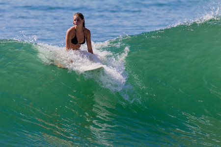 海の波に乗るサーフィン女の子サーファー ミス の写真素材 画像素材 Image