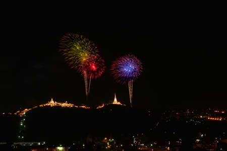 爆竹は 小型の爆発物を主に大量のノイズを生成するように設計です の写真素材 画像素材 Image 65852912
