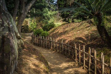 栗林公園栗園竹のフェンスの間の砂利の小道 の写真素材 画像素材 Image