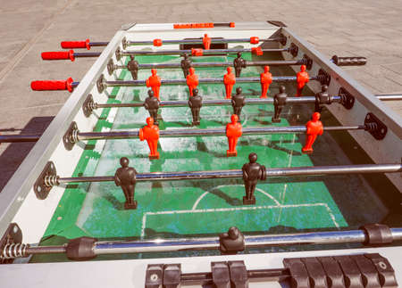 別名テーブル サッカー ドイツ語 Tischfussball 赤ちゃんの足やキッカーのテーブル トップ ゲームとスポーツからフーズボールのテーブル サッカー の写真素材 画像素材 Image