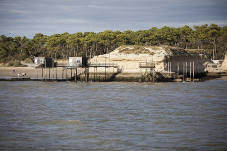 村の Meschers シュル ジロンドの石灰岩の崖とジロンド川河口からの眺めと Troglodytic 家だに典型的な木製漁師小屋 シャラント海上 フランス の写真素材 画像素材 Image