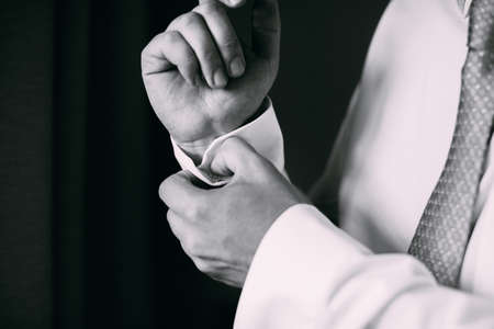 Los Hombres Que Visten Un Traje Negro, Se Ven Creíbles, Un Los Hombres Que Visten Un Traje Negro, Se Ven Creíbles, Un