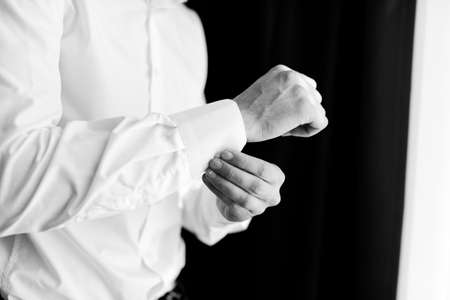 Los Hombres Que Visten Un Traje Negro, Se Ven Creíbles, Un Los Hombres Que Visten Un Traje Negro, Se Ven Creíbles, Un