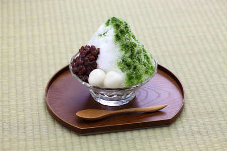Ujikintoki kakigori, 말차 녹차 시럽을 곁들인 일본식 빙수, 다다미 매트에 격리된 팥 잼