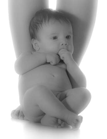 Bebe Nouveau Ne Assis Aux Pieds De Maman Isoles En Noir Et Blanc Banque D Images Et Photos Libres De Droits Image