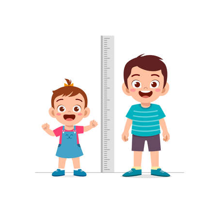 Jongen en meisje meten lengte en vergelijken groei vooruitgang