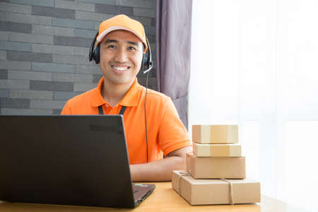 Курьер с посылкой. Курьер. Курьер с телефоном. Delivery call. Курьер с коробкой.