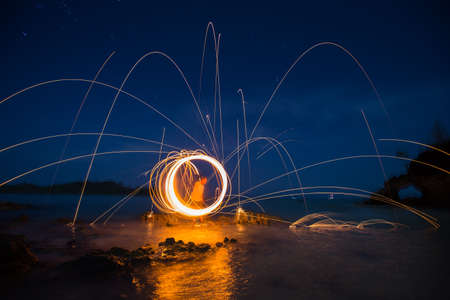 スチールウールからの明るい火花 夜の創造的な写真撮影 氷上の反射 の写真素材 画像素材 Image スチールウールからの明るい火花 夜の創造的な写真撮影 氷上の反射 の写真素材 画像素材 Image