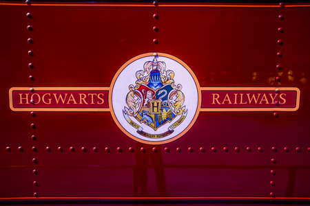 Leavesden ロンドン 16 年 3 月 3 日 電車 ワーナーの兄弟スタジオの中でホグワーツ魔法魔術学校のロゴの鉄道ツアー ハリーポッター の製作です の写真素材 画像素材 Image