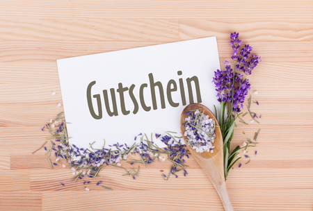 ローズマリーとラベンダーの花と木製のスプーン の写真素材 画像素材 Image