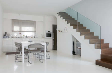 Blanco cocina y comedor con piso de epoxi blanco y escaleras de ... Fotos comedores con escaleras