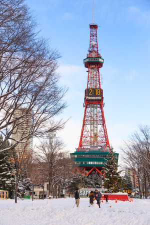 札幌 日本 17年12月30日 世界中の観光客のランドマークである札幌テレビ塔は 17年12月30日の寒い冬の日に青空に立っています の写真素材 画像素材 Image