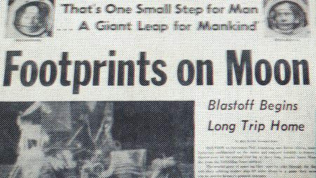 新聞発表の最初のステップと月面の足跡 の写真素材 画像素材 Image