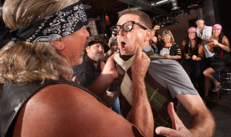 Nerd Attrape Par Le Col De Bagarre Dans Un Bar Avec Des Membres De Gangs Difficile Banque D Images Et Photos Libres De Droits Image Nerd Attrape Par Le Col De Bagarre Dans Un Bar Avec Des Membres De Gangs Difficile Banque D Images Et Photos Libres De Droits Image