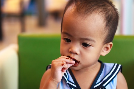 チョコレートと口を食べるアジアの赤ちゃん女の子が汚れています の写真素材 画像素材 Image チョコレートと口を食べるアジアの赤ちゃん女の子が汚れています の写真素材 画像素材 Image