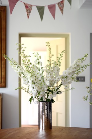 花ディスプレイの中にスモーキー ガラス花瓶 の写真素材 画像素材 Image