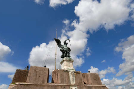 1753 年に 美しい雲 ローマのサンタンジェロ城の上部にキャスト ブロンズの天使 の写真素材 画像素材 Image 1753 年に 美しい雲 ローマのサンタンジェロ城の上部にキャスト ブロンズの天使 の写真素材 画像素材 Image