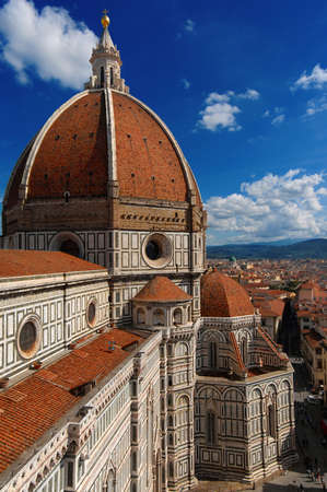 Widok cudownej kopuły santa maria del fiore we florencji z turystami na szczycie, zbudowanej przez włoskiego architekta brunelleschiego w xv wieku, symbolu renesansu na świecie