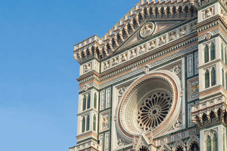Katedra we florencji: szczegóły fasady kościoła santa maria del fiore.