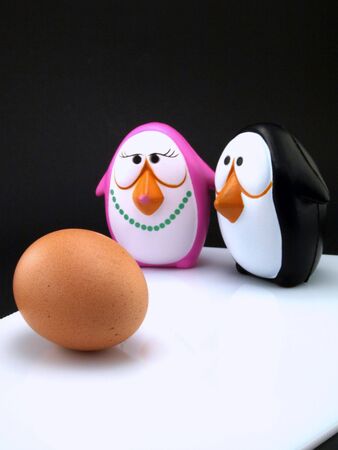 卵の形をしたイースター卵とおもちゃのペンギン の写真素材 画像素材 Image