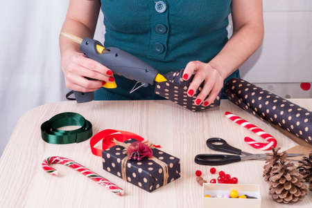 schreibtisch umwickeln delitzsch 69627944 frau am schreibtisch wickeln geschenke in schöner verpackung am wickeln in schöner schreibtisch umwickeln delitzsch 69627944 frau am schreibtisch wickeln geschenke in schöner verpackung am wickeln in schöner