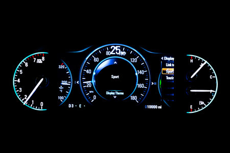 現代の軽自動車の走行距離 ダッシュ ボード 走行距離 黒い背景に分離されました 現代の車の新しい表示 回転数 燃料計および温度 表示テーマ 毎時 25 マイル の写真素材 画像素材 Image