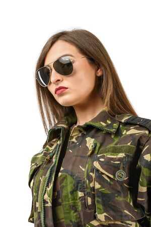 サングラスと迷彩服を着た美しい女性兵士の肖像画 の写真素材 画像素材 Image サングラスと迷彩服を着た美しい女性兵士の肖像画 の写真素材 画像素材 Image