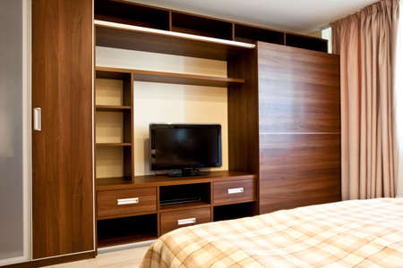 Confortable chambre à coucher avec tv et armoires banque d'images ... Armoir de chambre a coucher