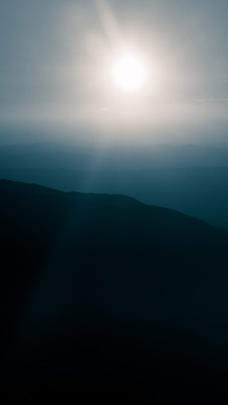スロバキアのタトリーの感動的な山の風景 紫色のトーンで遠近感のある鮮やかな グラデーションの風景 山の夏 明るい色の自然の壁紙 スマートフォンのための美しい垂直壁紙 モバイルで使用するための縦型画像 の写真素材 画像素材 Image スロバキアのタトリーの感動的な山の風景 紫色のトーンで遠近感のある鮮やかな グラデーションの風景 山の夏 明るい色の自然の壁紙 スマートフォンのための美しい垂直壁紙 モバイルで使用するための縦型画像 の写真素材 画像素材 Image