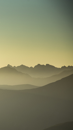 スロバキアのタトリーの感動的な山の風景 温かみのあるグリーントーンで遠近感のある鮮やかな グラデーションの風景 山の夏 明るい色の自然の壁紙 スマートフォンのための美しい垂直壁紙 モバイルで使用するための縦型画像 の写真素材 画像素材 Image