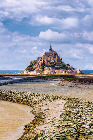 日の出の光の中のモン サン ミシェル ビュー 北フランス ノルマンディー の写真素材 画像素材 Image 日の出の光の中のモン サン ミシェル ビュー 北フランス ノルマンディー の写真素材 画像素材 Image