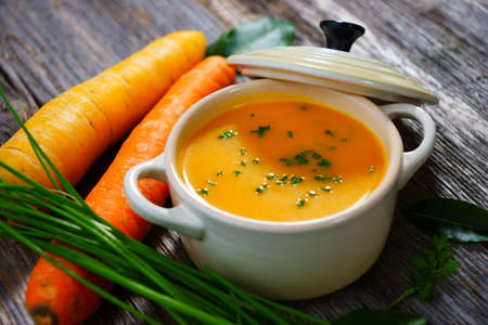 a carrot: Súp cà rốt