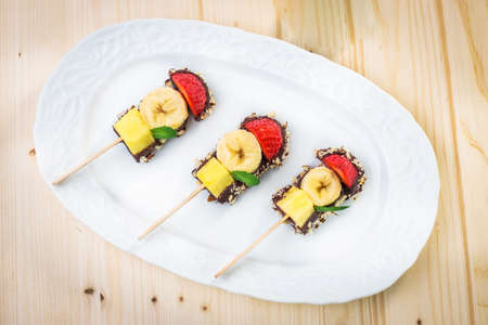 Frische Obstspiesse Mit Schokolade Lizenzfreie Fotos Bilder Und Stock Fotografie Image