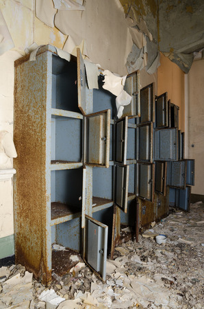 古い摩耗や破損した肘掛け椅子 コンクリートの残骸の中で放棄された建物の腐敗に残されています の写真素材 画像素材 Image