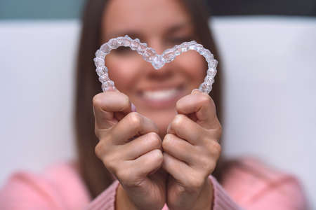 Kobieta z idealnym uśmiechem po zabiegu niewidocznych nakładek invisalign