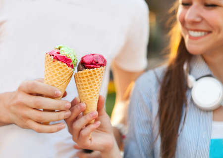 ice cream: Dễ thương trẻ đẹp đôi tuổi teen ở thành phố gần trường đại học với kem sau khi nghiên cứu và có vui vẻ cùng nhau cười và mỉm cười Kho ảnh