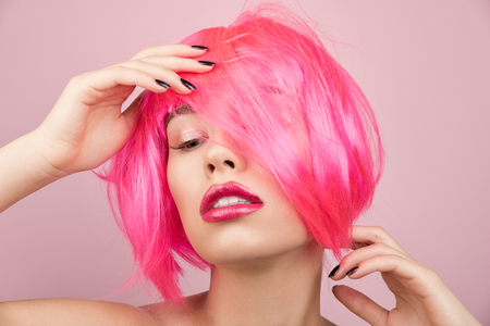 ピンク髪の美容ファッション モデル カラフルな紫パステルかつらと女性 トレンディな化粧 赤い唇 の写真素材 画像素材 Image ピンク髪の美容ファッション モデル カラフルな紫パステルかつらと女性 トレンディな化粧 赤い唇 の写真素材 画像素材 Image