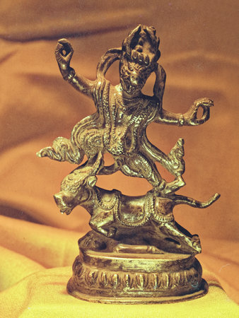 ガルーダは、ヒンズー教と仏教において精神的な意味を持つ神話上の神 Nepal イラストのネタ】ガルーダ（ガルダ）とナーガラージャ（ナーガ族