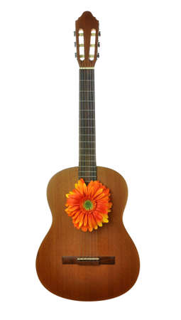 화이트 절연 soundhole에 밝은 오렌지색 꽃과 클래식 기타 스톡 콘텐츠