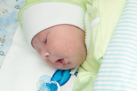 Petit Bebe Nouveau Ne Dort La Bouche Ouverte Banque D Images Et Photos Libres De Droits Image