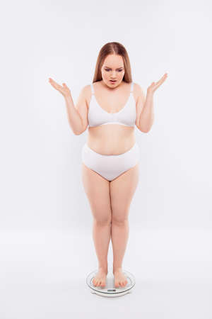 過剰な体重の脂肪の女性に対する闘いの不満の疲れは 白い背景に隔離された彼女のたるんだ腹部を実証しています の写真素材 画像素材 Image 過剰な体重の脂肪の女性に対する闘いの不満の疲れは 白い背景に隔離された彼女のたるんだ腹部を実証しています の写真素材 画像素材 Image