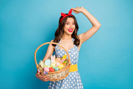 Portrait d'elle, elle, belle, attrayante, charmante, drôle, girlish, gaie, gaie, girl, tenue, mains, panier paille, toucher, pin-up, isolé, brillant, vif, éclat, vibrant, bleu, couleur, fond Banque d'images