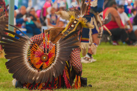 ポートランド オレゴン州 14年6月14日 オレゴン州ポートランドの毎年恒例のデルタパークパウワウでフルレガリアダンスのネイティブアメリカン インディアン の写真素材 画像素材 Image